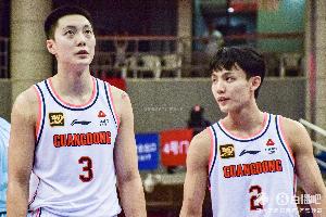 胡明轩常规赛的罚球命中率88.5%是联盟第九好 但今晚关键2罚不中