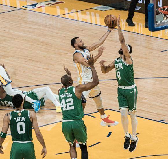 蓝鲸体育网页版-绿军88分创季后赛新低 勇士防守全面升级强势反弹