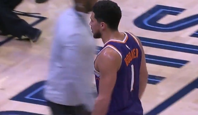 真横！布克半场前最后一攻 突破强攻转身中投压哨弹入篮筐！