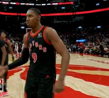 蓝鲸体育官网-大举反击！巴雷特三分命中 猛龙轰出13-2反超太阳